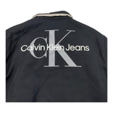 CALVIN KLEIN giubbino tinta unita con colletto e bottoni e logo reversibile Nero/beige per Bambino I0IU00541 NERO/BEIGE CALVIN KLEIN