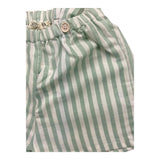 Petit Indi Zweifarbige Bermudashorts mit Streifenmuster und weiß/grünen Trägern für Neugeborene