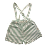 Petit Indi Zweifarbige Bermudashorts mit Streifenmuster und weiß/grünen Trägern für Neugeborene
