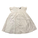 Janice Weißes San Gallo Spitzenkleid mit halblangen Ärmeln für Babymädchen