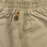 Bamboom+Babies Einfarbige Bermuda-Shorts mit falschen Knöpfen und elastischer Taille, Sandfarben, für Neugeborene